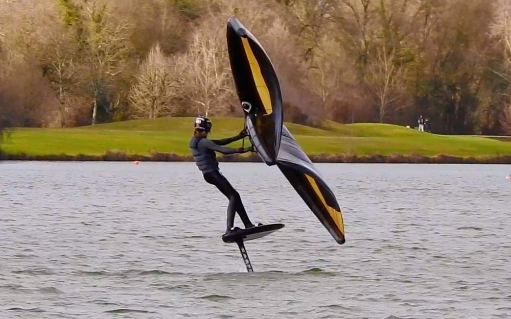 charentelibre's tweet photo. #Insolite Un OVNI au plan d’eau de Saint-Yrieix en Charente ! L’Angoumoisin Tom Lafforest n’est pas passé inaperçu samedi en Wingfoil https://t.co/DImcxRyIle https://t.co/J5uE2cSRD5