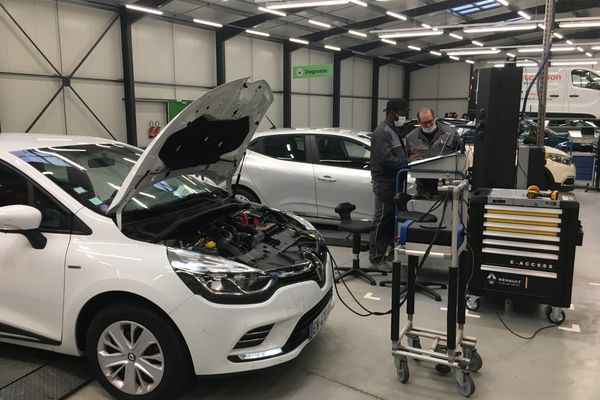 Mobilize_FS's tweet photo. #LeSaviezVous 45 000 véhicules devraient être reconditionnés d'ici 2023 par @renaultgroup grâce à sa #FactoryVO🚗.
L'usine située à Flins (78) se veut pionnière dans l'économie circulaire automobile en valorisant un marché du VO en pleine croissance.
https://t.co/Hr4hnnsPgf https://t.co/liwDvxuL1f