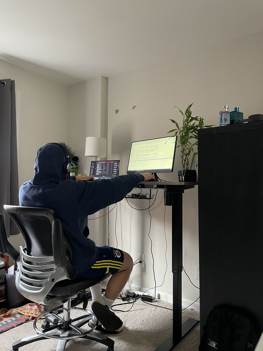 haha_denny's tweet photo. I love my new standing desk https://t.co/41t10WQl33