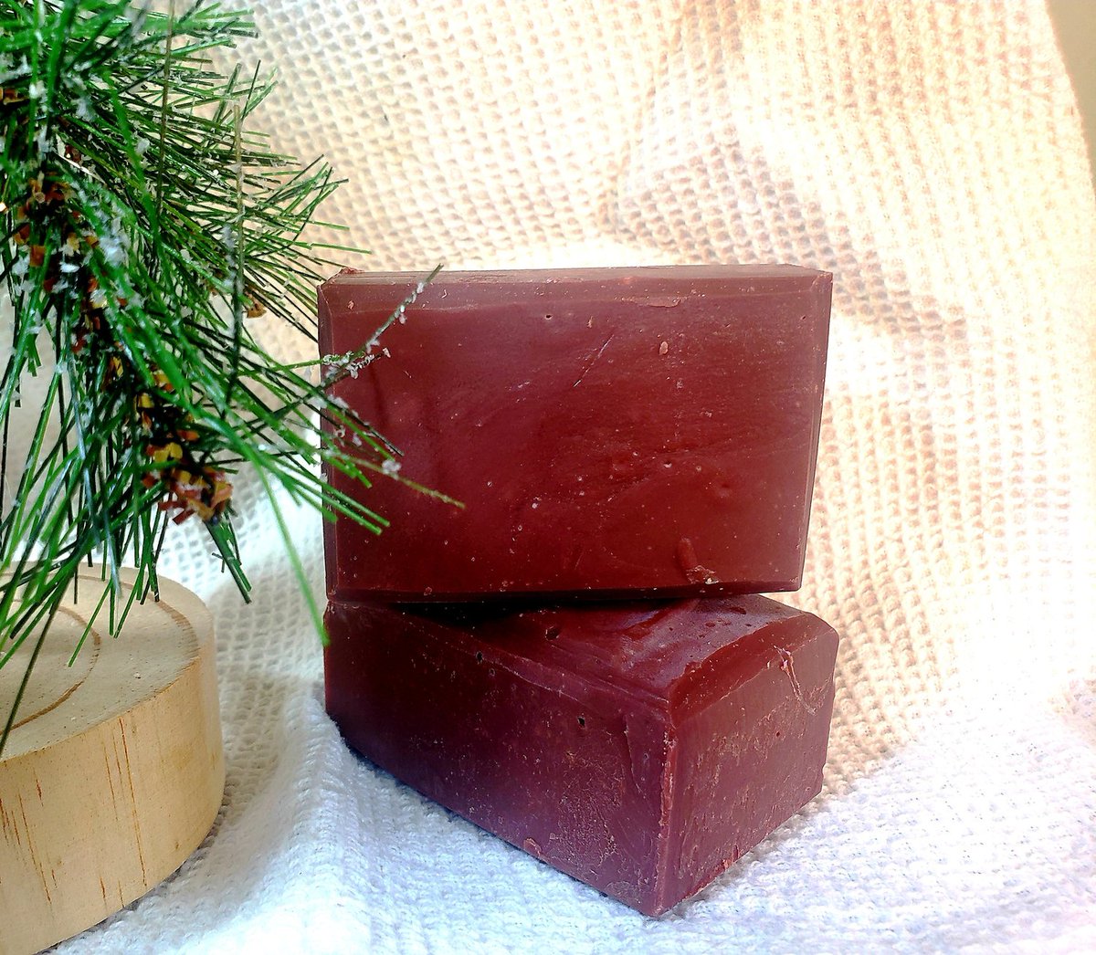 Tobacco and Bay Leaf is another of our new limited edition soaps! This is a fresh mix of bay leaf, fir needle, cedarwood, bergamot, and tobacco. Perfect for the holiday season! Get yours at a 20% discount when you spend $36 or more with code HOLIDAYS2021 soapmagic.com/limited-editio…