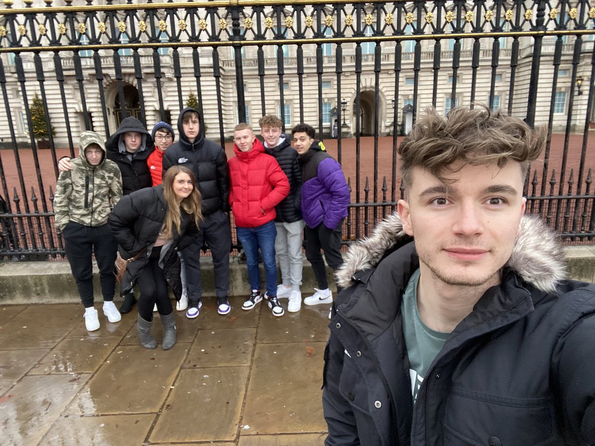 mrb_businesstcs's tweet photo. Not even the rain could stop Y12 and 13 from going to visit Liz for a cuppa 💂‍♀️💂‍♀️ #TCSontour https://t.co/nytWNbGrbq