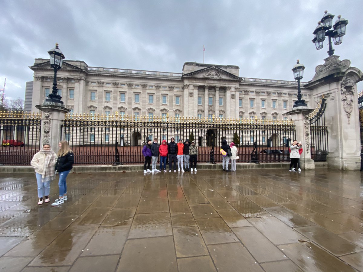 mrb_businesstcs's tweet photo. Not even the rain could stop Y12 and 13 from going to visit Liz for a cuppa 💂‍♀️💂‍♀️ #TCSontour https://t.co/nytWNbGrbq