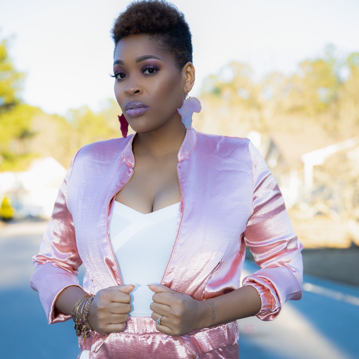 softnblk's tweet photo. Hey Monday 🖐🏾I love you because you always make me feel like it's fresh start.
Like I can attempt again. #doover #Mondayvibes stay tuned for an announcement. 
.
📷 @pdtheceo
Earrings: @finishntouch
.
https://t.co/iygVHZF1nk https://t.co/u8popzjYr4