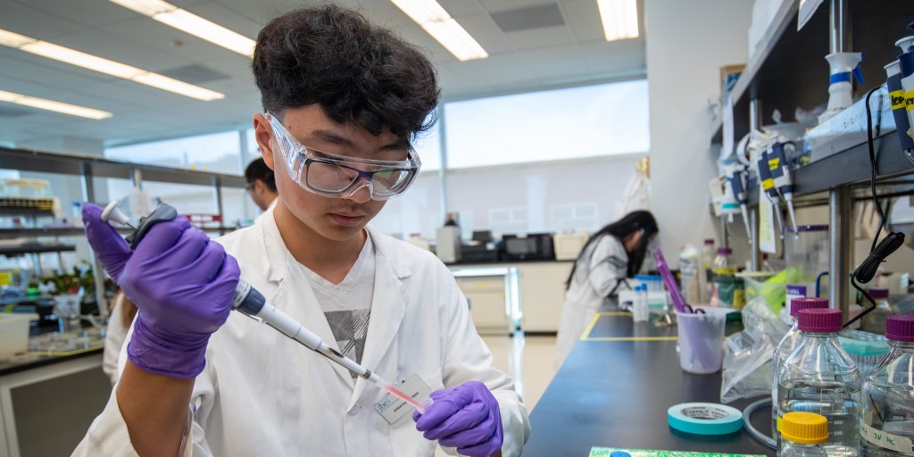 LBNLBioSci's tweet photo. Great news on both fronts! RT @jbei #JBEI's high school internship program iCLEM was listed in the top ten by the World Scholarship Forum. We'll be opening up applications for our 2022 Cohort in February.
https://t.co/7qckIdHIh1 https://t.co/2Kcwhg46cX