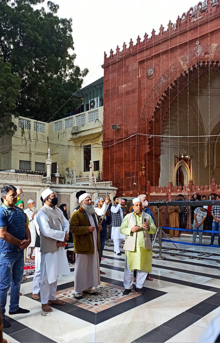 mayamatchstick's tweet photo. "हद हद टपे सो औलिया,
बेहद टपे सो पीर..."
At the shrine of 'Mehboob-i-Ilaahi' Hazrat Nizamuddin Auliya in Delhi.
#sufism #soofi #suficourtyard https://t.co/8c2okYews2