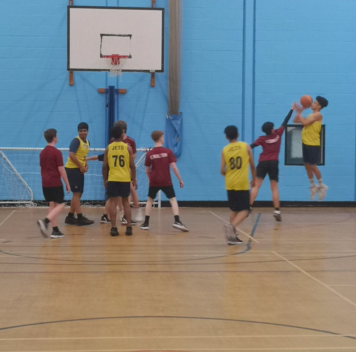 Wavell_PE's tweet photo. Winning start for the Yr10 boys at home v @OakmoorPE. Our visitors should be applauded for sticking at the task until the very end and giving it their all. MVP was Dela with 16pts but there were a handful of excellent performances. Well played lads. #WavellJets πβοΈ https://t.co/Vj1kqkLceu