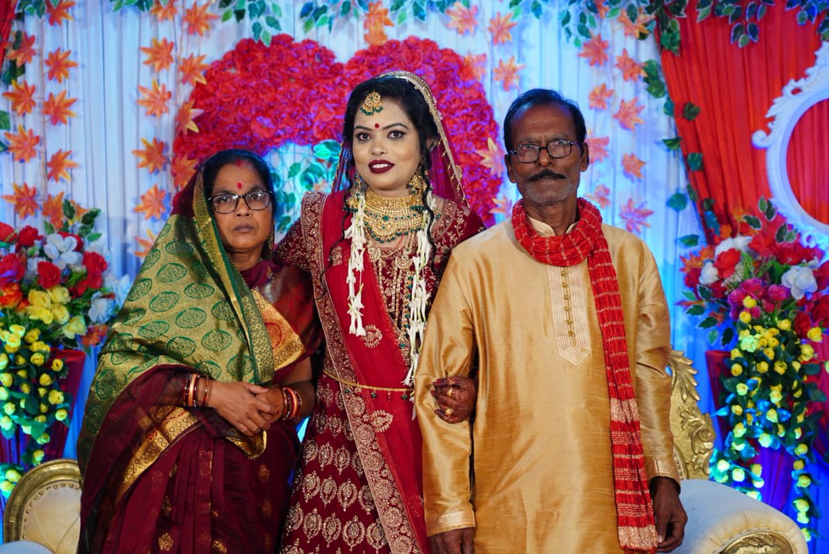 psagarika321's tweet photo. ମୋ ଠାକୁର
ମୋ ସହ ନିତି କଥା ହୁଅନ୍ତି
ବେଳ ଅବେଳରେ ମୋ ସାହସ ହୁଅନ୍ତି
ଝୁଣ୍ଟି ପଡିଲେ ପିଠି ଥାପୁଡେଇ
ଆଗକୁ ଯିବାକୁ ପ୍ରେରଣା ଦିଅନ୍ତି...
ମୋ ଠାକୁର
ମୋ ସହ ନିତି କଥା ହୁଅନ୍ତି 😍..
#maababa ❤️ https://t.co/trqLTo7l91