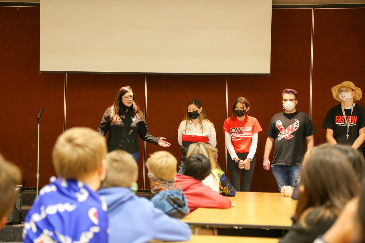 spokaneschools's tweet photo. Last week, Longfellow 5th graders got some Q&amp;A time w/@EWUEagles students &amp; a free hoodie, courtesy of local sponsor @TastyBun1. 
The Hoodie Project helps Title I students consider their post-SPS future, whether they're looking to 2-or 4-year college, the trades, or military. https://t.co/KFLN6tDJ6G