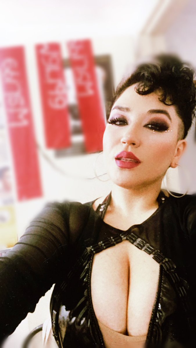 GiselaLepio's tweet photo. Una vez “me negaron” por vergüenza… VERGÜENZA DE MI CUERPO… vergüenza es que se te escape un pedito en un baño público lleno de gente, no estas tetas. Chau. https://t.co/NGGUC5Bv0F