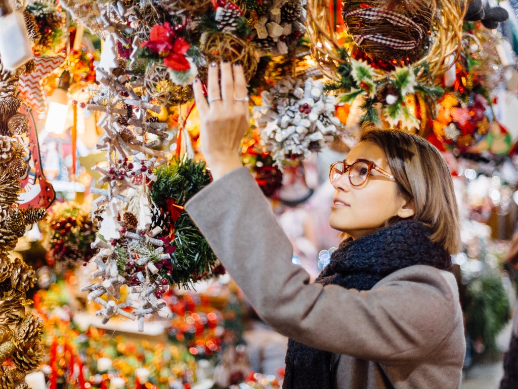 ecomdash's tweet photo. A recent study shows that many Americans will decrease their holiday spending, but that's no reason to worry. This report also states that 48% will not change their holiday shopping habits. Click the link to learn more! https://t.co/UxI1bSJbMx

#ecommerce #ecomdash #ecommercetips https://t.co/jXa8CpJeVo