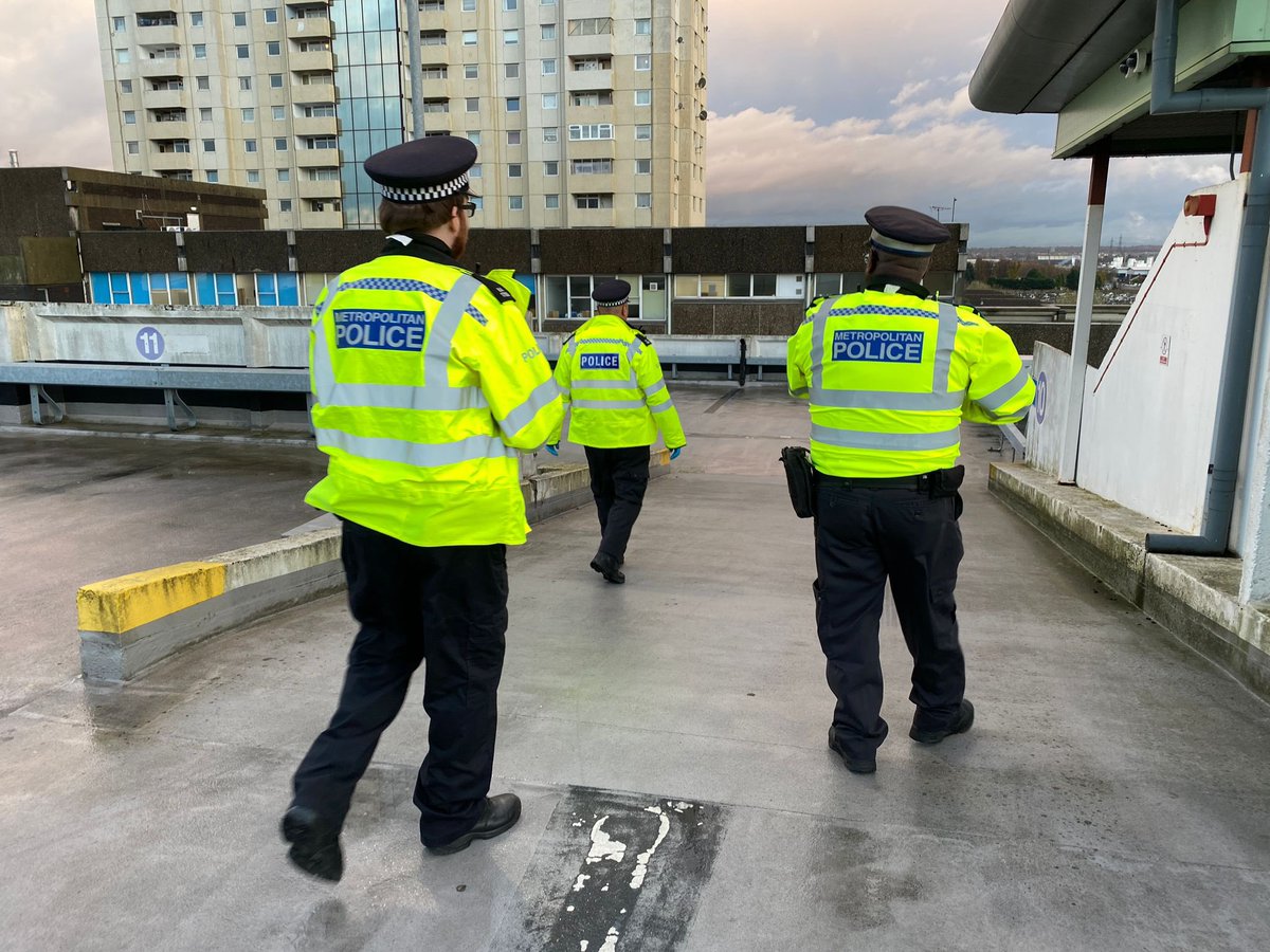 MPSEdmontonGrn's tweet photo. The team have received numerous complaints of youths hanging around and hiding weapons in St Georgeโs car park. A number of weapons have been seized by officers, cctv has been followed up, anyone identified will be dealt with appropriately๐ฎโโ๏ธ#WeaponSweeps https://t.co/TcQSdslg2i