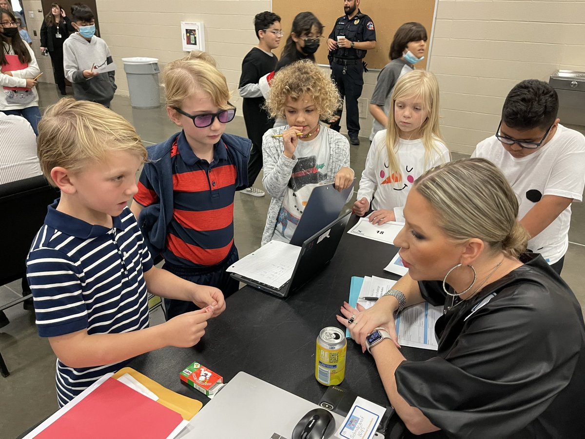 #KleinCreates #howdyfromhaude <a href="/HaudeKISD/">Haude Elementary</a> We met with a consultant to learn how to make our innovative idea a reality! The ideas are overflowing now!
