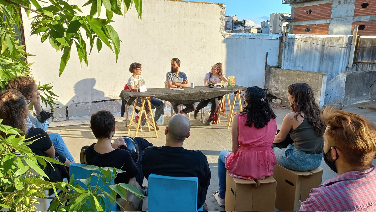 VSueltas's tweet photo. Van algunas fotos de la presentación de @DanRuggeri
y Pavaditxs, los nuevos títulos de @BarroEditora ayer en nuestra terraza.
#viñetassueltas #barroeditora https://t.co/fXJHhKd2uT