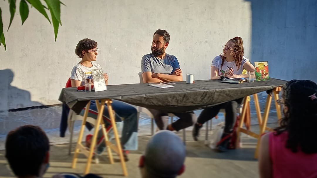 VSueltas's tweet photo. Van algunas fotos de la presentación de @DanRuggeri
y Pavaditxs, los nuevos títulos de @BarroEditora ayer en nuestra terraza.
#viñetassueltas #barroeditora https://t.co/fXJHhKd2uT
