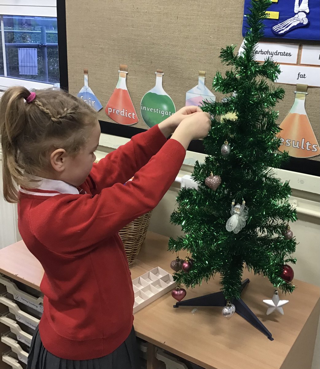 KingswayPAYear3's tweet photo. Year 3 have begun decorating our lovely Christmas tree today!#SimmsCrossChildFirst https://t.co/4IVcSum4ks