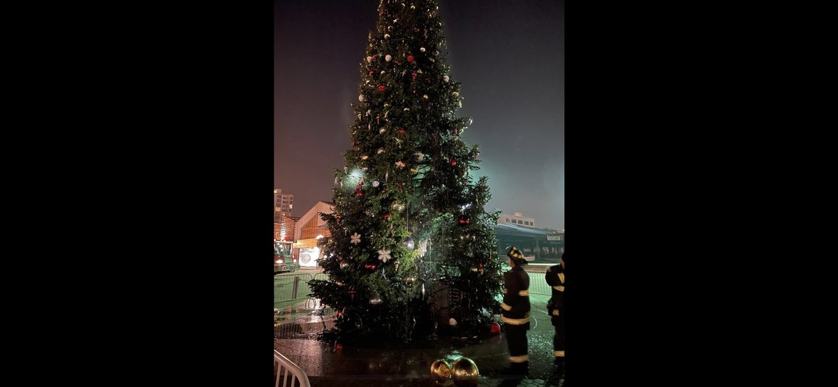 henrykleeKTVU's tweet photo. Someone torched the Christmas tree at Jack London Square overnight, apparently using a spray can and lighter to set it on fire, @OaklandFireLive tells me. The tree was partially engulfed and flames went all the way to top. @oaklandpoliceca @OaklandFireCA arson team investigating https://t.co/ZnP623aKVk