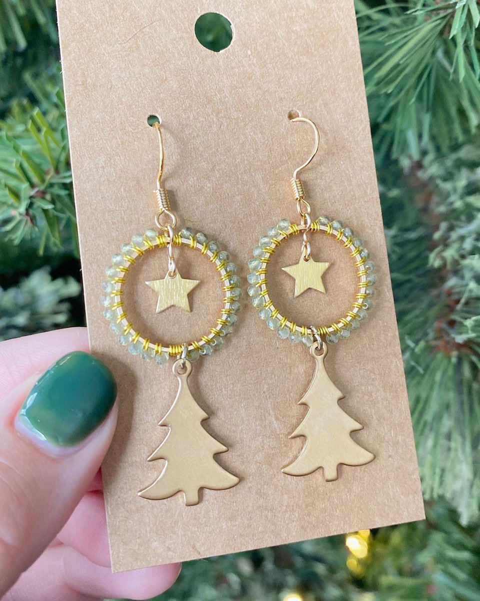 feeling festive so of course i had to make some christmas earrings!✨🌲

dm me to claim!