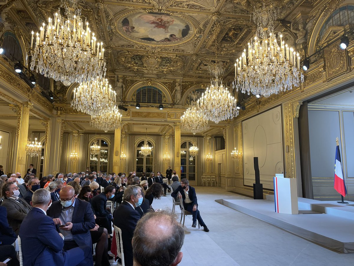 YannickMOREAU's tweet image. Honneur de représenter les habitants de la ville&amp;amp;agglo des Sables d’Olonne ce soir à l’Élysée.

Dans quelques minutes @JeanLecam et @YannickBestaven recevront la légion d’honneur pour l’extra-ordinaire #VendeeGlobe 2020 #VG2020 #sauvetage