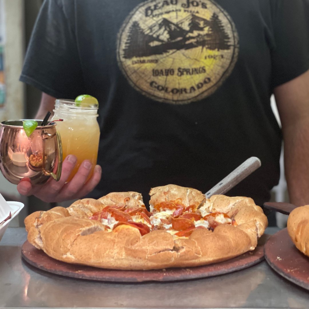 BeauJos's tweet photo. A round of drinks + a delicious mountain pie = a match made in pizza heaven! Tag a friend you would want to share this with! #BeauJos #CO #Colorado #MountainPie #Pizza #ColoradoStyle https://t.co/ARL0MUdgjU