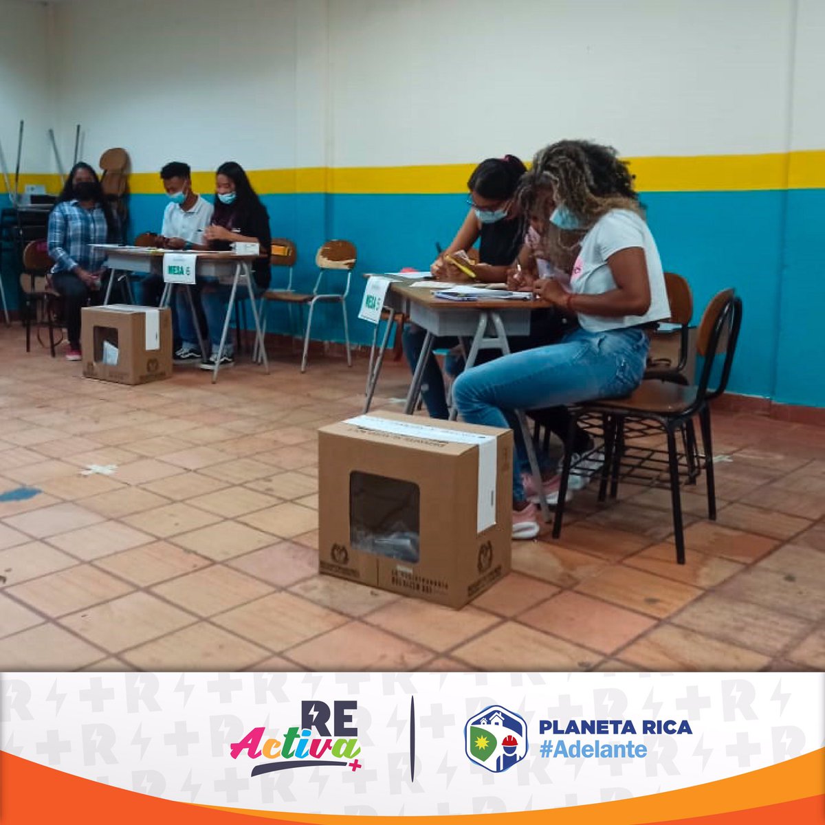 AlcaldiadePR's tweet photo. En las imágenes se puede observar la apertura de los diferentes puestos de votación ubicados en el municipio, así como el acompañamiento de las autoridades municipales.✅   
 
¡Adelante con los jóvenes!🤝 https://t.co/ede7TNOnUf
