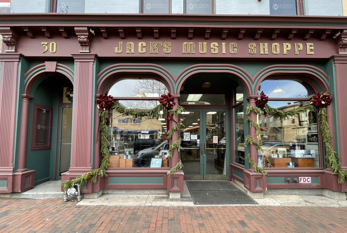 TheMadDogDave's tweet image. Enjoyed my first visit to #smodcastle last night for an event with @ThatKevinSmith. Thank you, sir! Also made sure to visit @The_SecretStash as well as some #viewaskew landmarks before heading home.