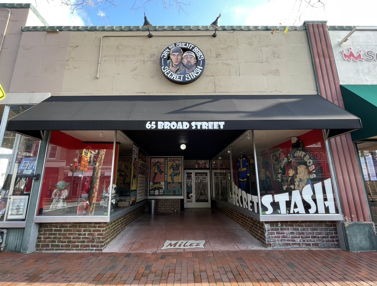 TheMadDogDave's tweet image. Enjoyed my first visit to #smodcastle last night for an event with @ThatKevinSmith. Thank you, sir! Also made sure to visit @The_SecretStash as well as some #viewaskew landmarks before heading home.