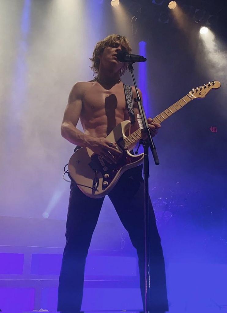 wi1destdreamss's tweet photo. these two personalities surprisingly perfectly coexist in ross lynch https://t.co/S6EHYf4yv1