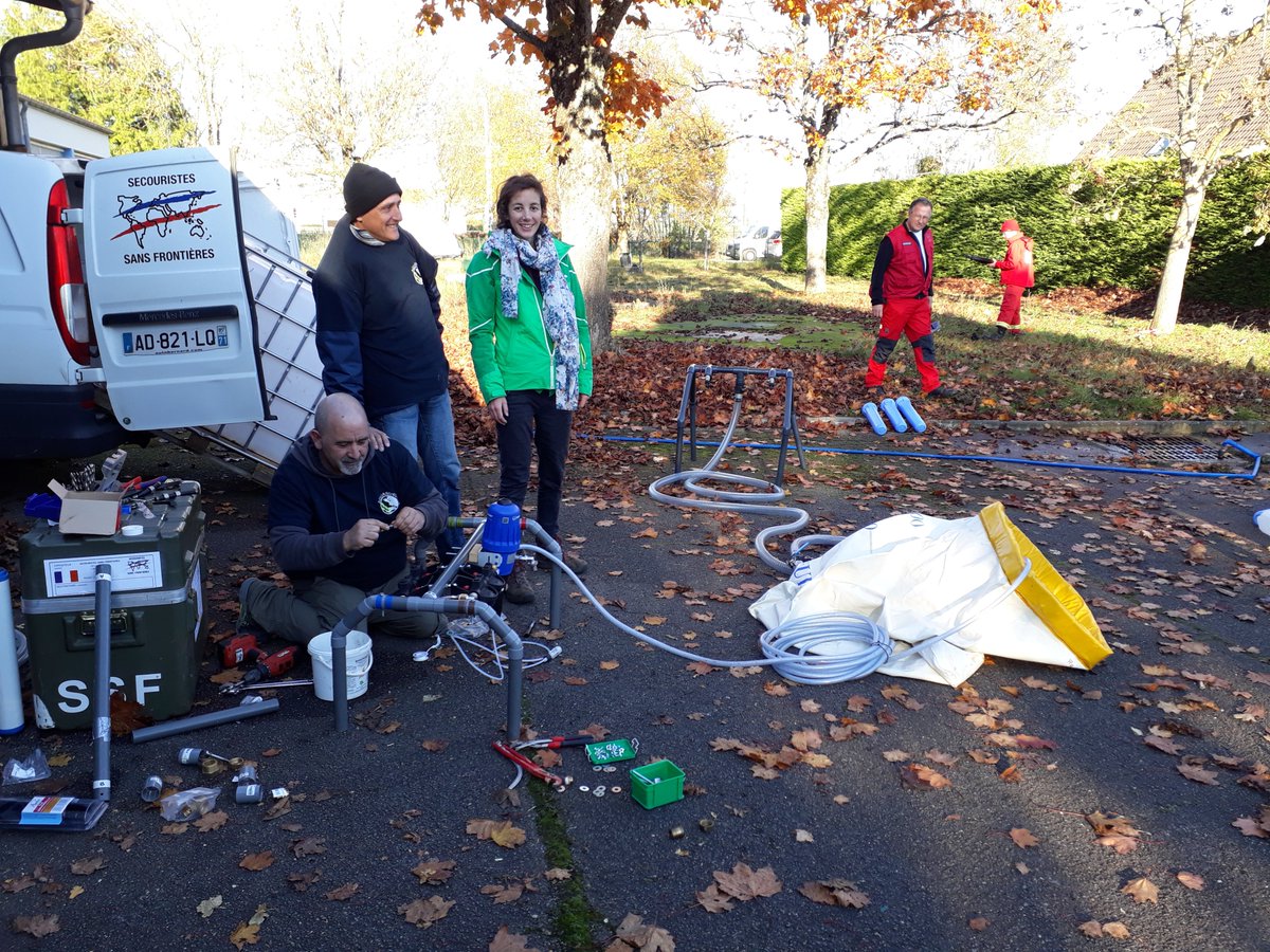 Aquassistance's tweet photo. 5 déc. #JournéeMondialeduBénévolat2021 Un grand merci à tous nos bénévoles qui s'engagent et partagent leurs compétences pour l'accès à l'eau, l'hygène, l'assainissement et une meilleure gestion des déchets dans le monde. https://t.co/gjvPASFu91