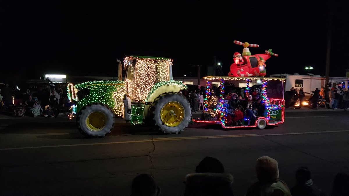 RDOJasonK's tweet photo. We had a great time Saturday night at the Sunnyside Lighted Farm Implement parade.  A big thank you to the team who decorated our tractor, it looked great!  #Sunnyside #RDOEquipment #JohnDeere https://t.co/bIou8tt9zk