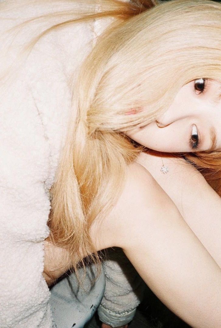 NguyenV49397632's tweet photo. I vote #MAMAVOTE  #rosé https://t.co/sbeKTs55Dk