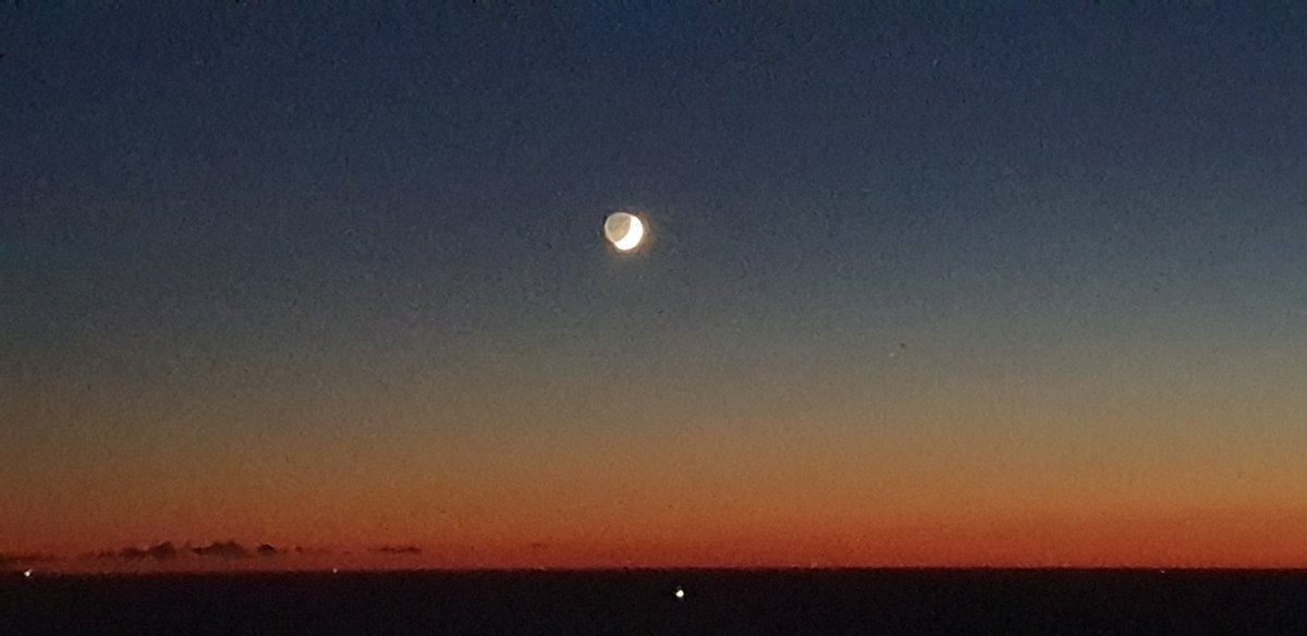 farfallabra's tweet photo. Buona serata a tutti!
#Trieste 
#6dicembre
#ore1830 ...e sembra notte... https://t.co/xh62SrKzvL