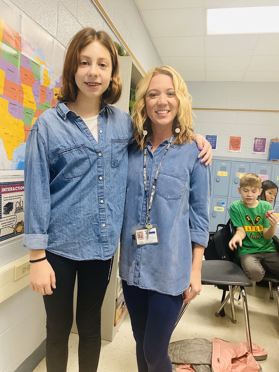 It’s a Marvelous Monday in 5th grade when you are twinning with a student and receive college memorabilia in the mail! #fifthonfire #AESPride <a href="/AlvatonElem/">Alvaton Elementary</a> @mrscarr_aes <a href="/DukeUniversity9/">Duke University ➐</a>