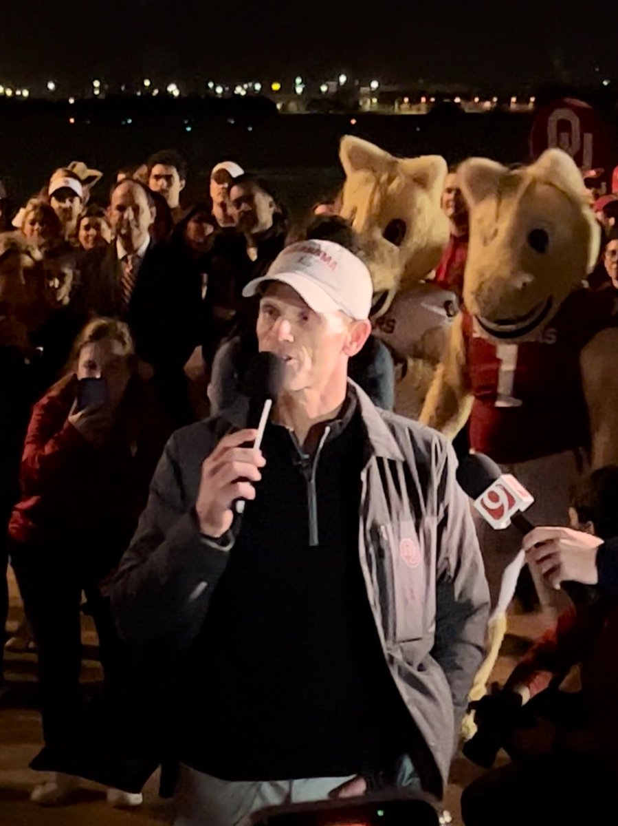 The look of victory and satisfaction in <a href="/soonerad/">Joe</a> eyes as he looks at Coach Venables is priceless! #jobwelldone