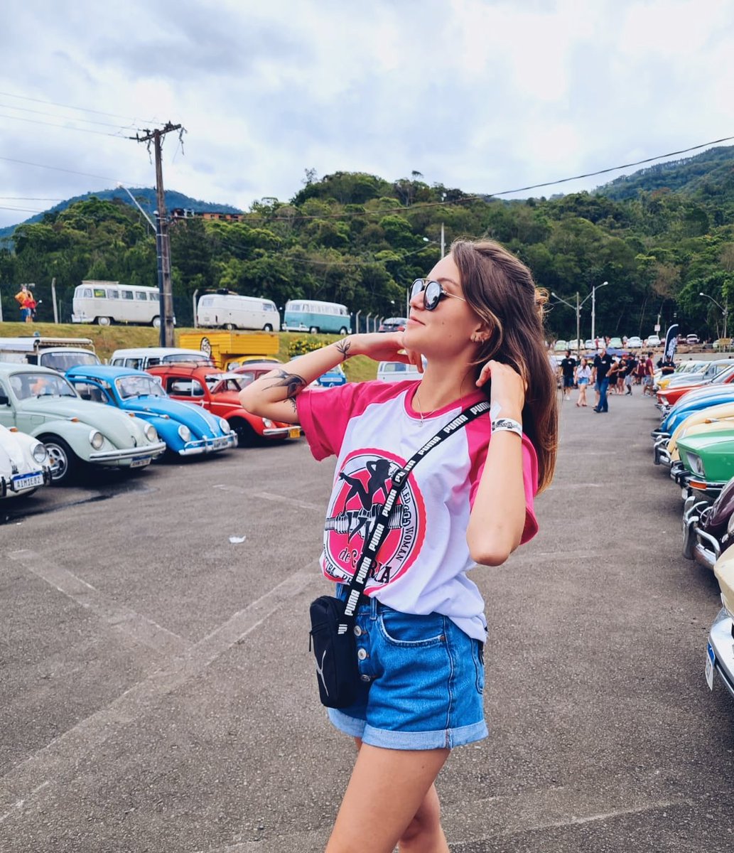 psahh_'s tweet photo. Lugar de mulher é no VW que quiser ♥️ #volksfriends #antigomobilismo #fuscas #pomerode https://t.co/Y6rmLFSWX2