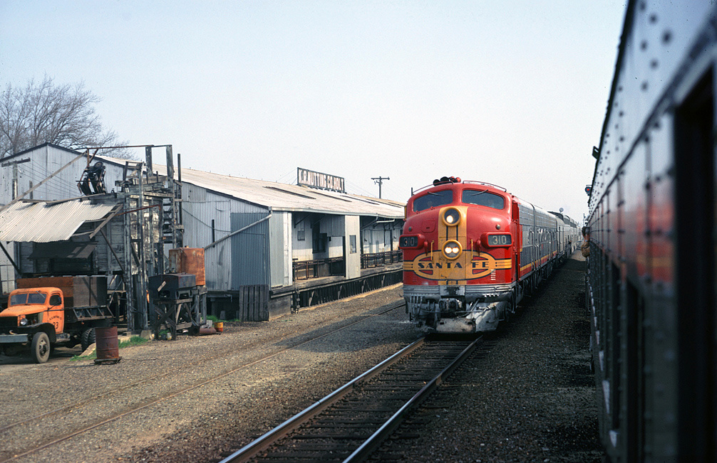 americanrails's tweet photo. Santa Fe's "San Francisco Chief."  Drew Jacksich captured this scene while aboard Santa Fe's 'PA farewell excursion' depicting the westbound "San Francisco Chief" on March 6, 1968.  https://t.co/rSek8extJV https://t.co/9P47fCEDAo