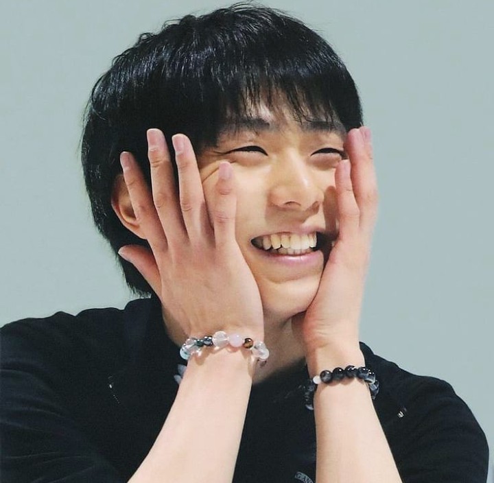yuzuTHtrans's tweet photo. (2) ฮานิวมักจะใส่สร้อยข้อมือลูกปัดหิน และสร้อยคอ เนื่องจากคุณแม่ของเขาเชื่อในเรื่องเครื่องรางหินนำโชค เขาจึงใส่มันมาจนชินตั้งแต่เด็กๆ ล่าสุดนี้ฮานิวเพิ่มจี้สร้อยคอเป็นรูปขนนกให้คล้องกับคำว่าฮานิวอีกด้วย https://t.co/QfdwDclJ3F