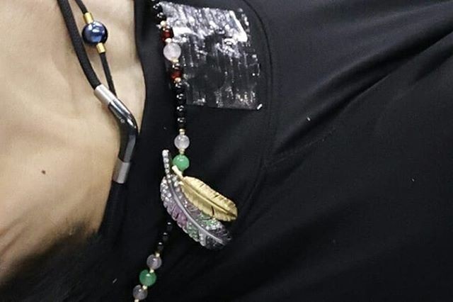 yuzuTHtrans's tweet photo. (1) เริ่มจากชื่อของฮานิว 羽生結弦 [Hanyu Yuzuru] ฮานิวนั้นแปลว่ากำเนิดดั่งขนนก ส่วนยูซุรุหมายถึงสายธนูที่ขึงตึง เราจึงมักเห็นฮานิวใช่ขนนกในโอกาสต่างๆ ไม่ว่าจะเป็นในไอซ์โชว์ของตัวเองที่ชื่อว่า ‘Continue with wings’ ทั้งชื่องาน และโลโก้ https://t.co/zN4cvbDAnv
