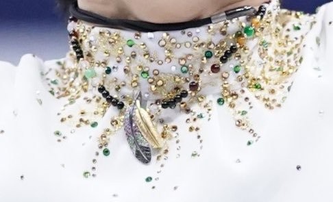 yuzuTHtrans's tweet photo. (1) เริ่มจากชื่อของฮานิว 羽生結弦 [Hanyu Yuzuru] ฮานิวนั้นแปลว่ากำเนิดดั่งขนนก ส่วนยูซุรุหมายถึงสายธนูที่ขึงตึง เราจึงมักเห็นฮานิวใช่ขนนกในโอกาสต่างๆ ไม่ว่าจะเป็นในไอซ์โชว์ของตัวเองที่ชื่อว่า ‘Continue with wings’ ทั้งชื่องาน และโลโก้ https://t.co/zN4cvbDAnv