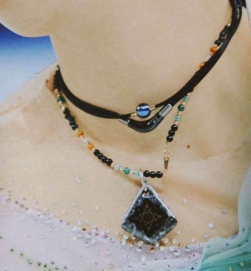 yuzuTHtrans's tweet photo. (2) ฮานิวมักจะใส่สร้อยข้อมือลูกปัดหิน และสร้อยคอ เนื่องจากคุณแม่ของเขาเชื่อในเรื่องเครื่องรางหินนำโชค เขาจึงใส่มันมาจนชินตั้งแต่เด็กๆ ล่าสุดนี้ฮานิวเพิ่มจี้สร้อยคอเป็นรูปขนนกให้คล้องกับคำว่าฮานิวอีกด้วย https://t.co/QfdwDclJ3F