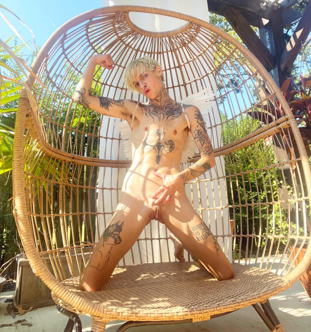 1 pic. get lost between this angel boy's thighs... ??✨ https://t.co/Yu9l34IVSr