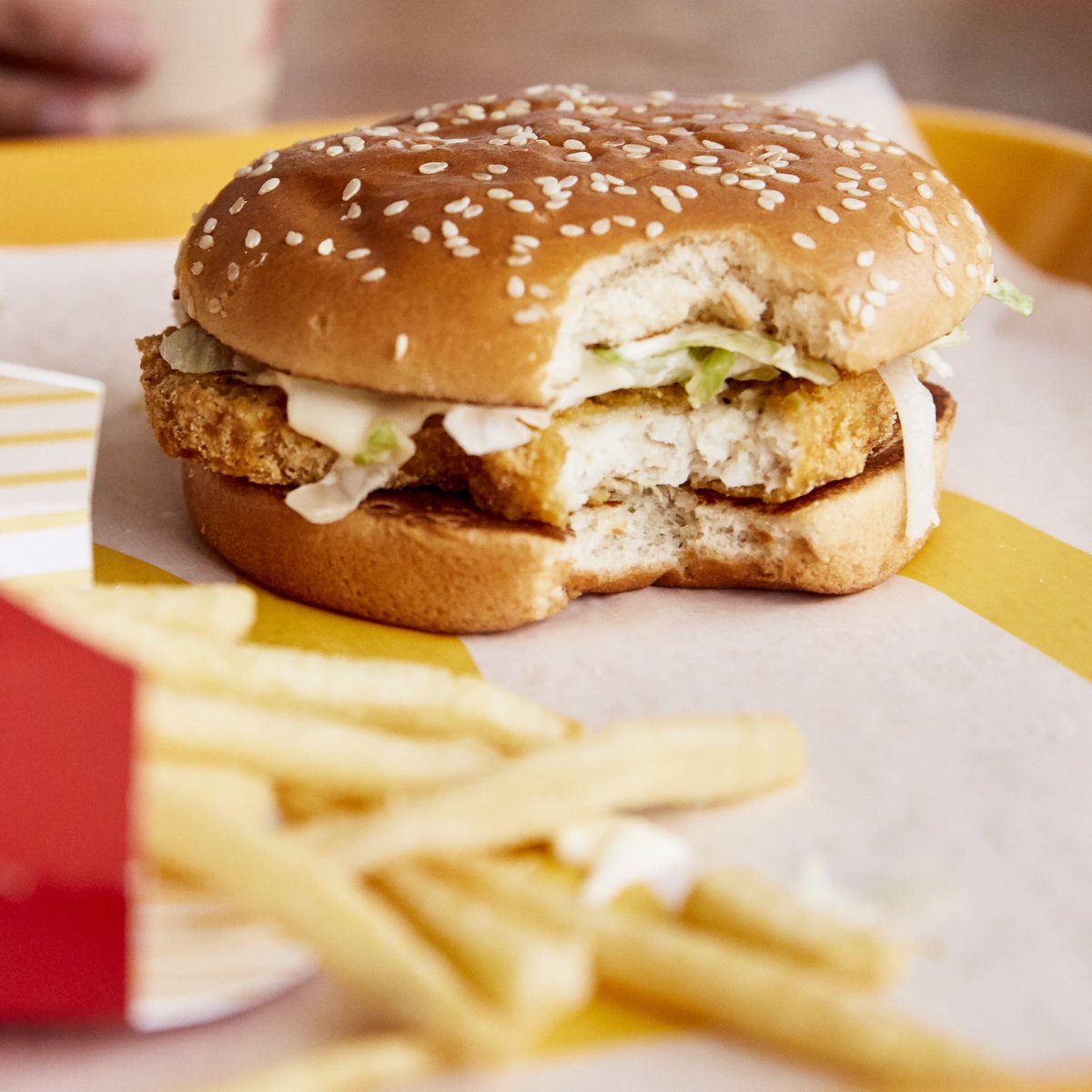 mcdonaldspa's tweet photo. Dale like ❤️ si primero es la mordida a ti #McPollo y después viene la foto https://t.co/IgPuTN8SZu