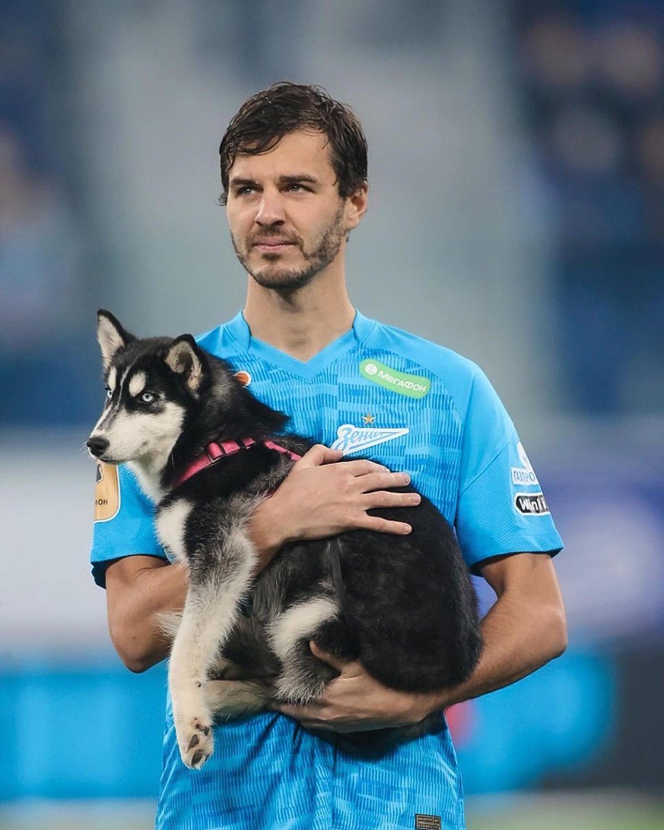 El #Zenit de San Petersburgo ha aprovechado su gran repercusión mediática en Rusia para lanzar una campaña solidaria que está dando la vuelta al mundo. 

Todos los jugadores saltaron al césped acompañados de perros que se encuentran en busca de una familia de adopción.