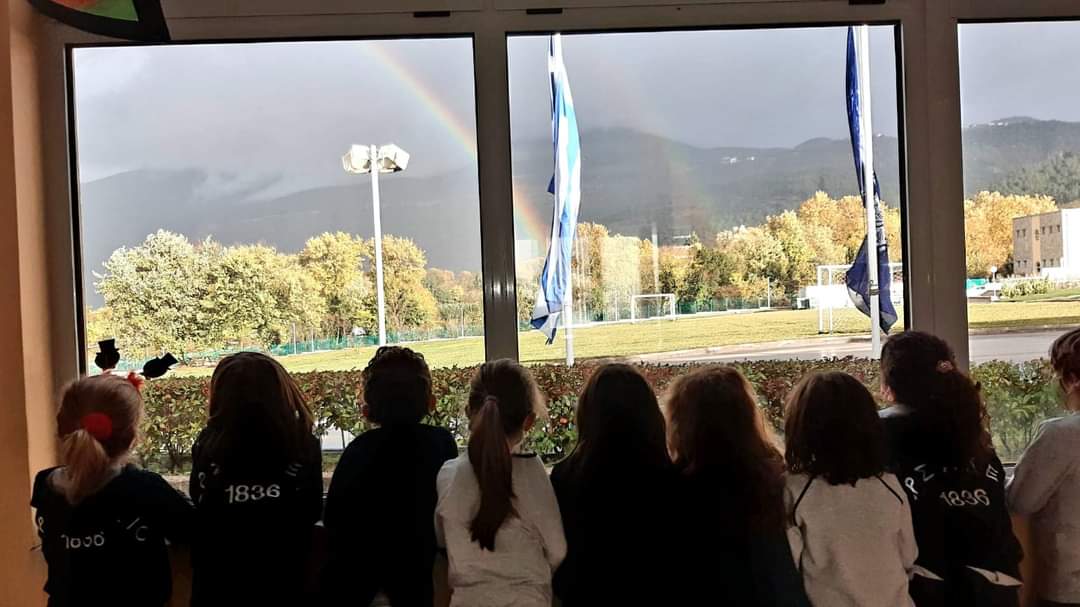 arsakeio_dhm_io's tweet photo. 1ο διάλειμμα! Η βροχή μάς χάρισε μια ευχάριστη έκπληξη! #διπλό_ουράνιο_τόξο!
#Α'_τάξη
#Arsakeio #arsakeiodimioanninon #double_rainbow https://t.co/dLMMc4MfyR