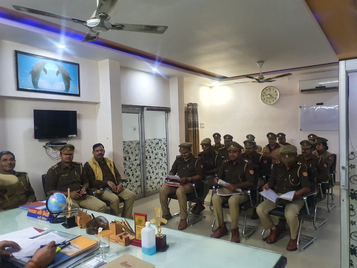 east_dcp's tweet photo. #CPLko @dhrubathakur के मार्गदर्शन मे #DCPEastLko @AmitKAnandIPS के निर्देशन में अपराध नियंत्रण एवं कानून/ व्यवस्था के दृष्टिगत प्रभारी निरीक्षक चिनहट द्वारा लंबित विवेचनाओ के संबंध में विवेचकगणो की मीटिंग की गई ।लंबित विवेचना की समीक्षा कर दिशा निर्देश दिए गए।
#UPPolice https://t.co/rAErRQ4byy