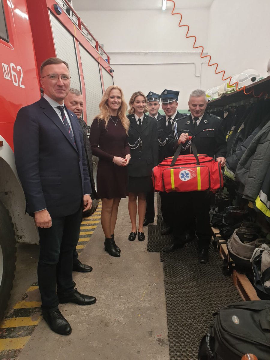 lukakudlicki's tweet photo. Wyposażenie jednej torby medycznej w rękach doświadczonych ratowników potrafi ocalić niejedno zagrożone życie. Dziś taki sprzęt trafił do Druhen i Druhów z OSP #Leoncin, gmina Leoncin w pow. nowodworskim. Dziękuję dyr. @BalaJoanna, szefowej mazowieckiego oddziału #KRUS za pomoc. https://t.co/3ZlAv5kEny