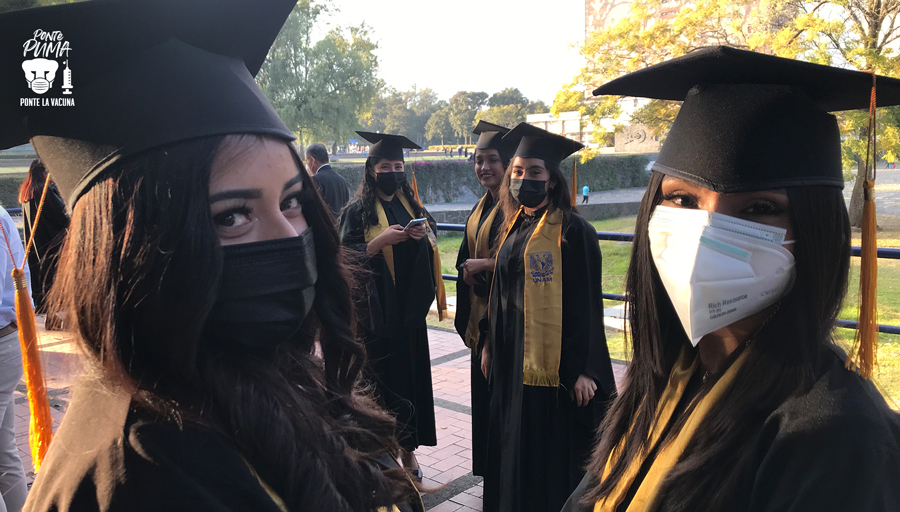 UNAM_MX's tweet photo. ¿Cuántos cuadros de graduación habrá enmarcado el campus central universitario? Las #EgresadasUNAM de nuestra #FotoDelDíaCU están a punto de sumar el suyo a la lista.
#VacúnateYPonte😷 https://t.co/v1Zvlv0vis