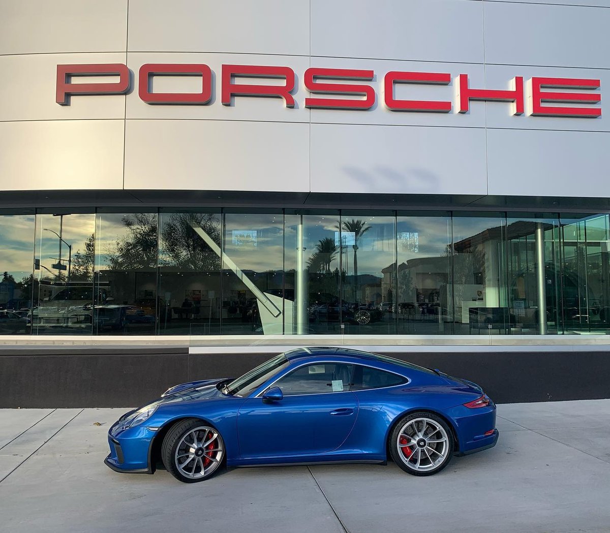 PorscheSCV's tweet photo. Another happy customer getting into their dream 911, a beautifully spec'd 991 GT3 Touring!

Congrats on the new pick up David!

#porschesantaclarita #porsche #porscheclubofamerica #gt3touring #gt3 #porsche911 #porschelife #porschemoment #porschegt3

📷 @toddkesslersellscars https://t.co/UNMntnXb03