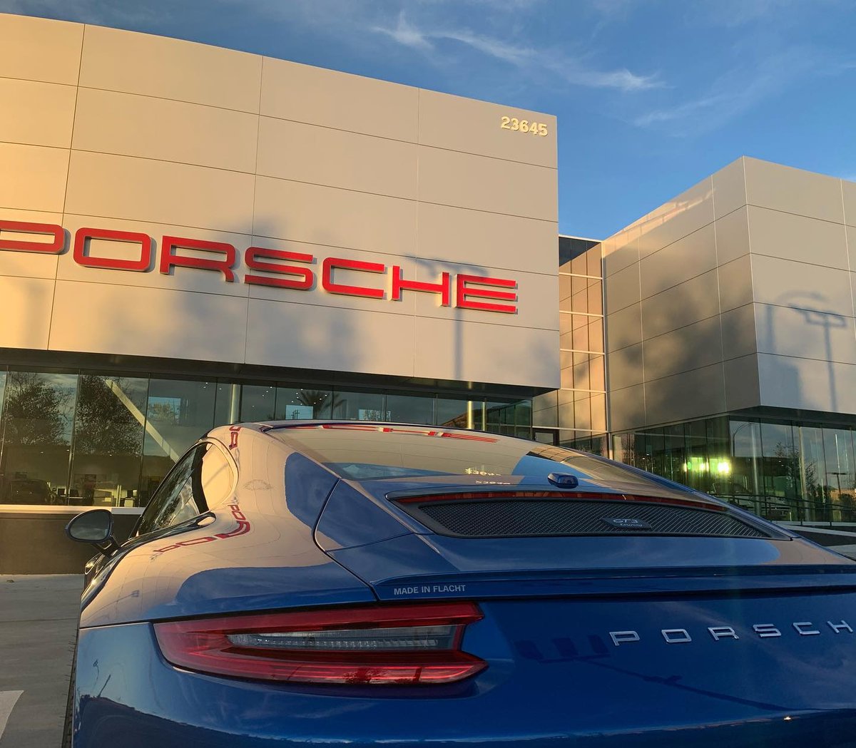 PorscheSCV's tweet photo. Another happy customer getting into their dream 911, a beautifully spec'd 991 GT3 Touring!

Congrats on the new pick up David!

#porschesantaclarita #porsche #porscheclubofamerica #gt3touring #gt3 #porsche911 #porschelife #porschemoment #porschegt3

📷 @toddkesslersellscars https://t.co/UNMntnXb03