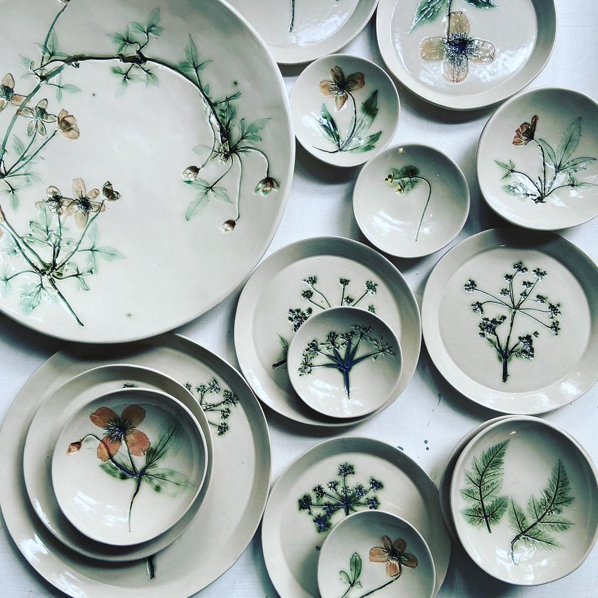 HoeStMarket's tweet photo. The beautiful ceramics made by Gill,  aka @mossstitch, illustrate her love of nature - each piece is hand crafted using leaves, flowers or feathers, which are incorporated into the pottery using a variety of oxides - such as copper, cobalt or iron - to ensure each is unique. https://t.co/ahfx0c1crr