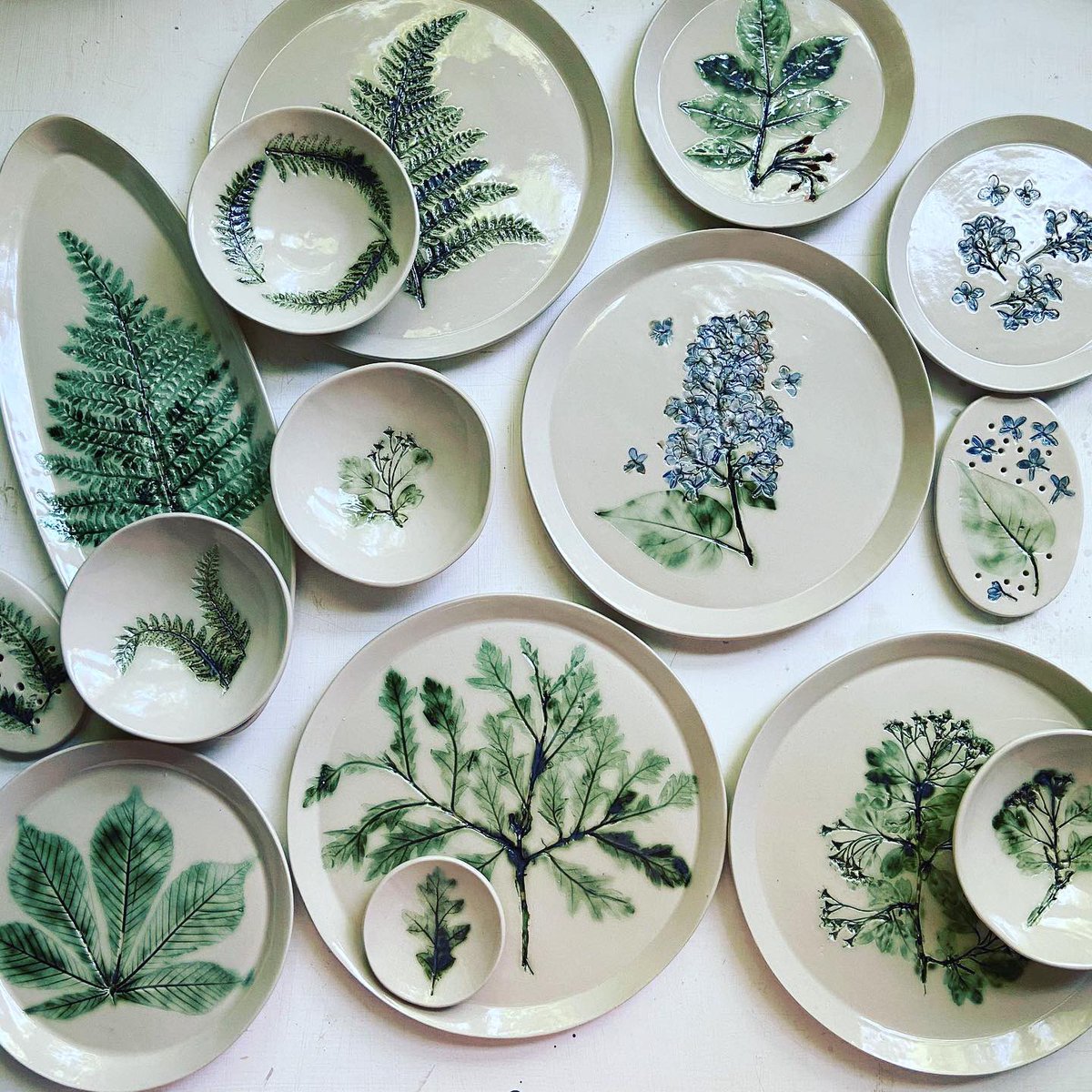 HoeStMarket's tweet photo. The beautiful ceramics made by Gill,  aka @mossstitch, illustrate her love of nature - each piece is hand crafted using leaves, flowers or feathers, which are incorporated into the pottery using a variety of oxides - such as copper, cobalt or iron - to ensure each is unique. https://t.co/ahfx0c1crr